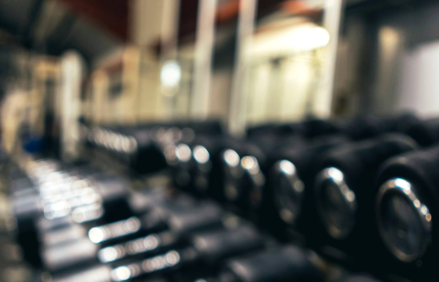 Energická skupinová lekce ve fitness studiu
